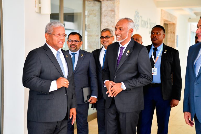ރައީސް، ސޭޝެލްސްގެ ރައީސަށް އެޤައުމުގެ މިނިވަން ދުވަހުގެ ތަހުނިޔާ ފޮނުއްވައިފި