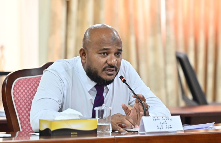 ކައުންސިލަރުންގެ އަދަދު މަދުކުރުމާމެދު ޚިޔާލު ހޯދަން މެމްބަރު ޝުޖާއު މަޖިލީހަށް ޤަރާރެއް ހުށަހަޅުއްވައިފި