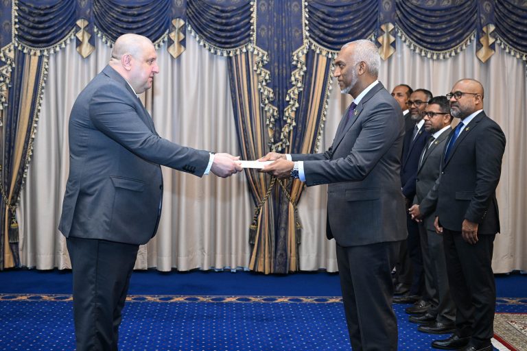 ފަލަސްޠީނުން ރާއްޖެއަށް ކަނޑައެޅުއްވި އައު ސަފީރު، ރައީސްއަށް މަޤާމުގެ ފަތްކޮޅު އަރުވައިފި