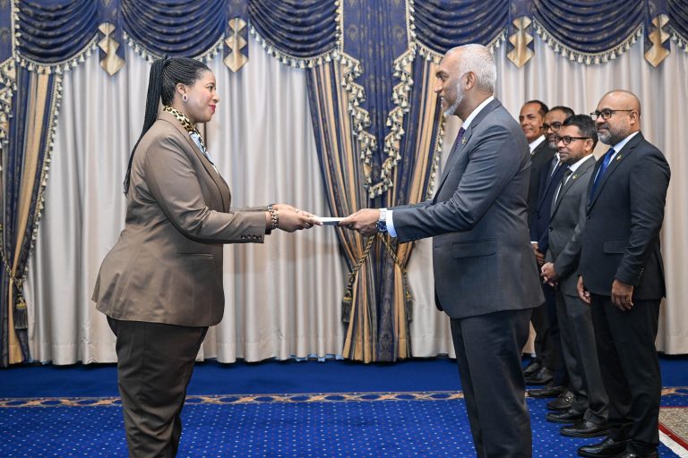 ޒިމްބާބްވޭ ސަރުކާރުން ދިވެހިރާއްޖެއަށް ކަނޑައެޅުއްވި އައު ސަފީރު، ރައީސްއަށް މަޤާމުގެ ފަތްކޮޅު އަރުވައިފި