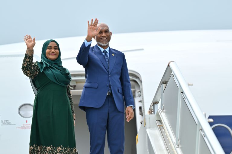 ރައީސުލްޖުމްހޫރިއްޔާގެ ދެކަނބަލުން ސިންގަޕޫރަށް ފުރާވަޑައިގެންފި