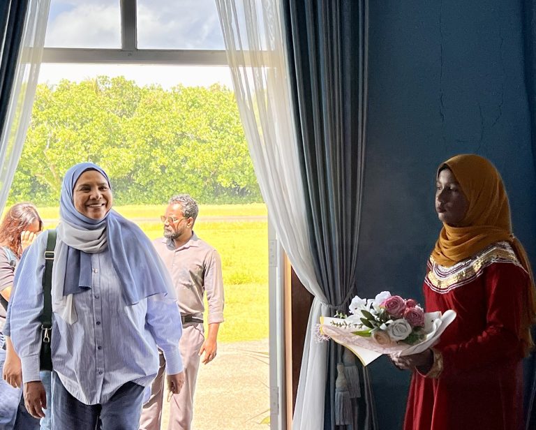 ޢީދު ޤައުމީ ފެންވަރުގައި ފާހަގަކުރުމަށް ހަމަޖެހިފައިވާ ހަރަކާތްތައް ޝަރަފުވެރިކޮށްދެއްވުމަށް، ވަޒީރު ޑރ. ޢާއިޝަތު ޝިހާމް ގަމަށް ވަޑައިގެންފި