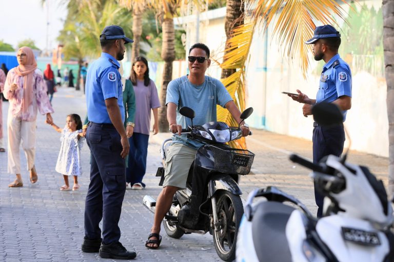 ޢީދު ދުވަހާ ގުޅިގެން މާލޭގައި ވެހިކަލް ދުއްވުން މަނާކުރި ވަގުތުގައި ވެހިކަލް ދުއްވައިގެން 141 މީހަކަށް ނަސޭހަތް ދެވުނު: ފުލުހުން
