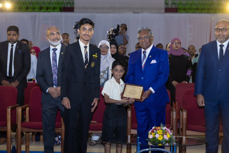 "މަތީ އަރުތަވެރިންގެ އިނާމު" ދިނުމުގެ ފުރަތަމަ ދަންފަޅި 440 ދަރިވަރަކަށް އިނާމުދީފި