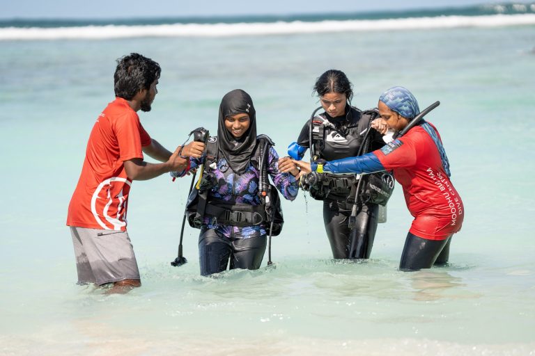 ދުނިޔޭގެ ކަނޑުތަކުގެ ދުވަސް ފާހަގަކުރުމަށް ކުޑަކުދިންނަށް ހާއްސަކޮށްގެން ޑިސްކަވާ ޑައިވް ހަރަކާތް ކުރިއަށް ގެންގޮސްފި