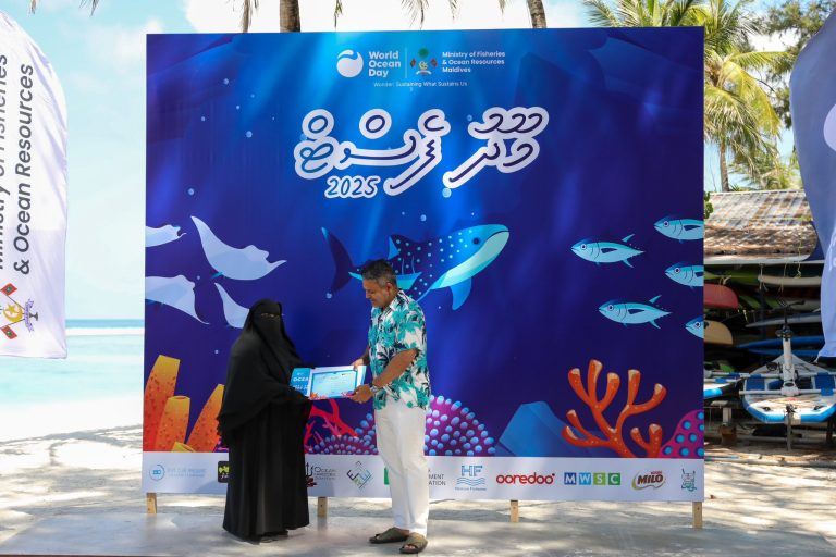 އޯޝަން ކުއިޒް މުބާރާތުގެ ވަނަވަނައަށް ދިޔަ ބައިވެރިންނަށް އިނާމު ދީފި