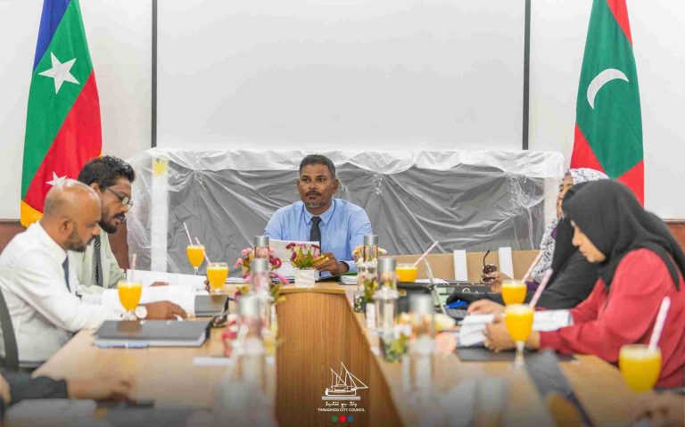 ބޮޑެތި ތުޙުމަތުތަކަކާއެކު ތިނަދޫ ސިޓީ ކައުންސިލްގެ މޭޔަރު ސަސްޕެންޑުކޮށް، ބައެއް މެންބަރުންނަށް ފިޔަވަޅު އަޅަނީ