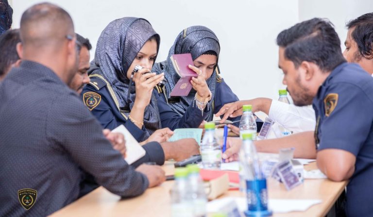 އިމިގްރޭޝަނަށް ގިނަ އަދަދެއްގެ މުވައްޒަފުން ނަގަނީ