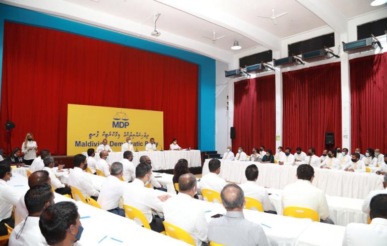 ކުރީގެ ރައީސް ނަޝީދާއި، ޑިމޮކްރެޓްސްގެ މެންބަރުން އެމްޑީޕީއަށް އެނބުރި އަންނާތީ އެމްޑީޕީން މަރުޙަބާ ކިޔައިފި