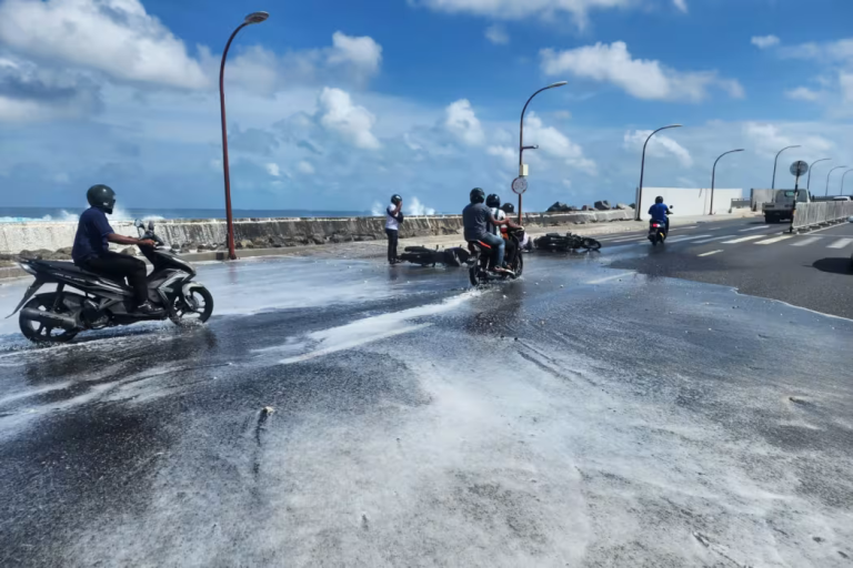 އުދަ އަރާފާނެތީ ބްރިޖުގައި ދަތުރުކުރާއިރު ސަމާލުވުމަށް އެދެފި