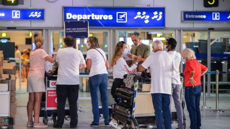 އެއާޕޯޓަށް ބާރުބޮޑުވުމުން އަވަހަށް ފަސިންޖަރުން ޗެކިން ވާން އެދެފި