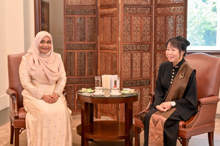 މެޑަމް ސާޖިދާ، ސިންގަޕޫރުގެ ފަސްޓް ލޭޑީ އިންތިޒާމުކުރެއްވި ޚާއްޞަ ސައިފޮދެއްގައި ބައިވެރިވެވަޑައިގަންނަވައިފި