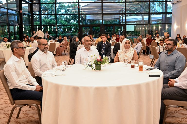 ރައީސްގެ ދެކަނބަލުން ސިންގަޕޫރުގައި ދިރިއުޅޭ ދިވެހި ރައްޔިތުންނާ ބައްދަލުކުރައްވައިފި