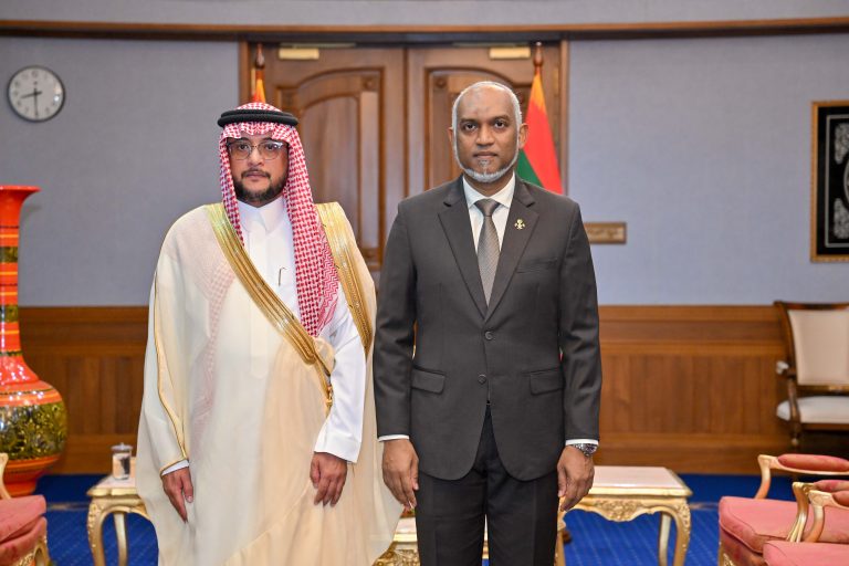 ސަޢޫދީގެ އައު ސަފީރު، އެމަނިކުފާނުގެ ސަފީރުކަމުގެ ފަތްކޮޅު ރައީސްއަށް އަރުވައިފި