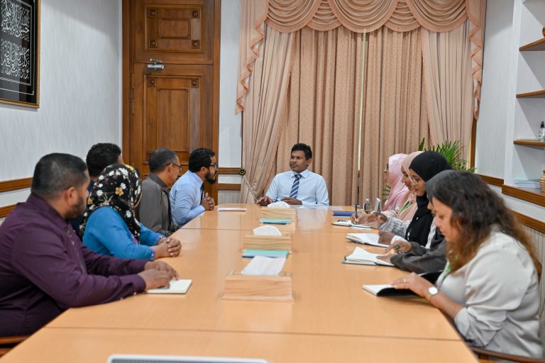 ނައިބު ރައީސް، ގދ. ނަޑެއްލާ ކައުންސިލާ ބައްދަލުކުރައްވައި އެރަށުގެ ތަރައްޤީގެ މުހިންމު ކަންކަމާ ގުޅޭގޮތުން މަޝްވަރާކުރައްވައިފި
