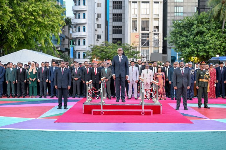 މިނިވަން ދުވަހުގެ ދިދަ ނެގުމުގެ ރަސްމިއްޔާތުގައި ރައީސްގެ ދެކަނބަލުން ބައިވެރިވެވަޑައިގަންނަވައިފި
