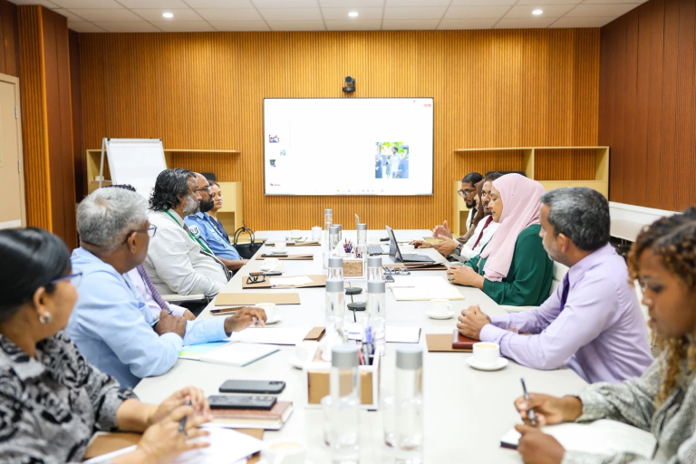 އިބަމަ ސްޓޭކްހޯލަޑަރ ކޮމިޓީއާއި ވަޒީރު ޑރ. ޢާއިޝަތު ޝިހާމް ބައްދަލުކުރައްވައިފި