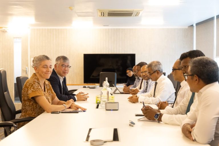 މިނިސްޓަރު ޠާރިޤު އޭ.ޑީ.ބީ.ގެ އިސްވެރިންނާ ބައްދަލުކުރައްވައިފި