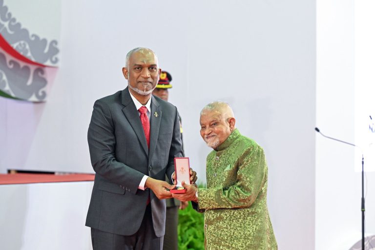 ދައުލަތަށް ދިގު މުއްދަތަކަށް ޚިދުމަތް ކުރެއްވި 94 ބޭފުޅަކަށް ޝަރަފުގެ ބެޖާއި، އައްޑަނަ ދެއްވައިފި