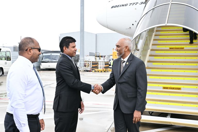 ރައީސް އިނގިރޭސިވިލާތަށް ކުރެއްވި ދަތުރުފުޅު ނިންމަވާލައްވައި މާލެ ވަޑައިގެންފި