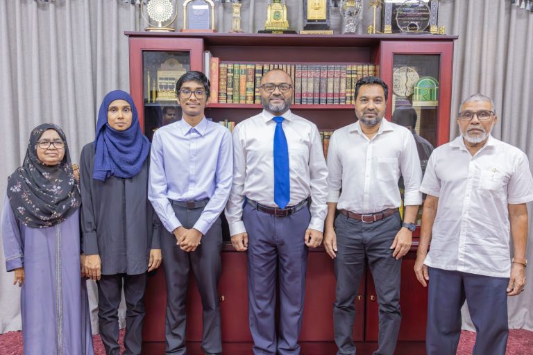 ޙާފިޡުކަމުގެ ސަނަދު ޚާސިލްކުރި ދެ ޙާފިޡަކާއި، ވަޒީރު ޑރ. މުޙައްމަދު ޝަހީމް ބައްދަލުކުރައްވައިފި
