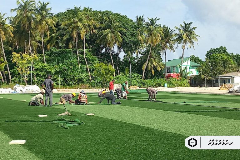 ހުޅުދުއްފާރު ފުޓްބޯޅަ ދަނޑުގައި ޓާފް އެޅުމުގެ މަސައްކަތް ފަށައިފި