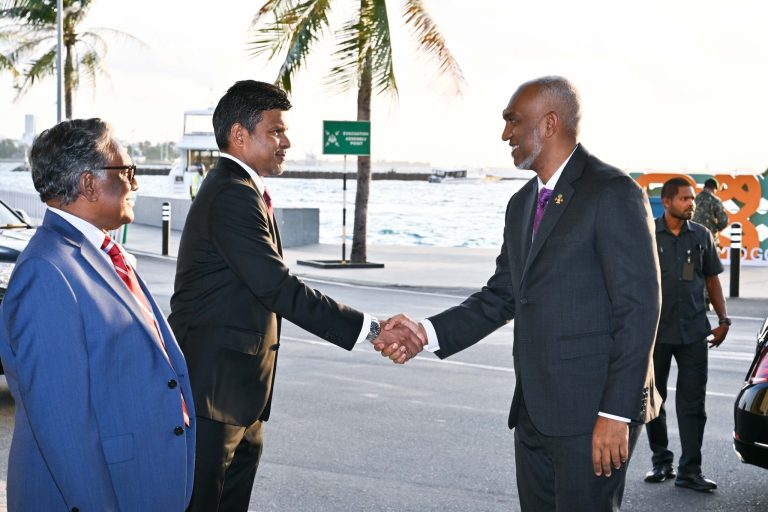 ރައީސް އިނގިރޭސިވިލާތަށް ފުރާވަޑައިގެންފި