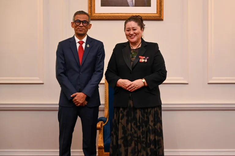 ސަފީރު، މުޙައްމަދު ލުވޭޒް އެމަނިކުފާނުގެ ސަފީރުކަމުގެ ފަތްކޮޅު އަރުވައިފި
