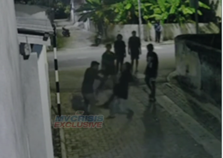 ހުޅުމީދޫގައި ބަޔަކު، ކުރީގެ ފުލުހެއްގެ ގައިގައި ޖަހައި މާރާމާރީ ހިންގައިފި