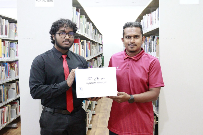 ގައުމީ ކުތުބުހާނާއިން ފިޔޯރީ ސްކޫލަށް ފޮތް ހަދިޔާކޮށްފި