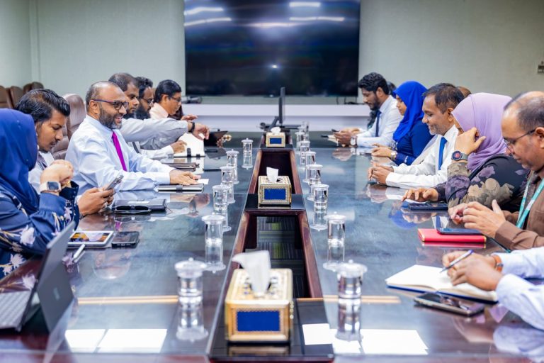 އިސްލާމީކަންތައްތަކާ ބެހޭ ވަޒީރު، ސިވިލް ސަރވިސް ކޮމިޝަންގެ ރައީސްއާއި ބައްދަލުކުރައްވައިފި