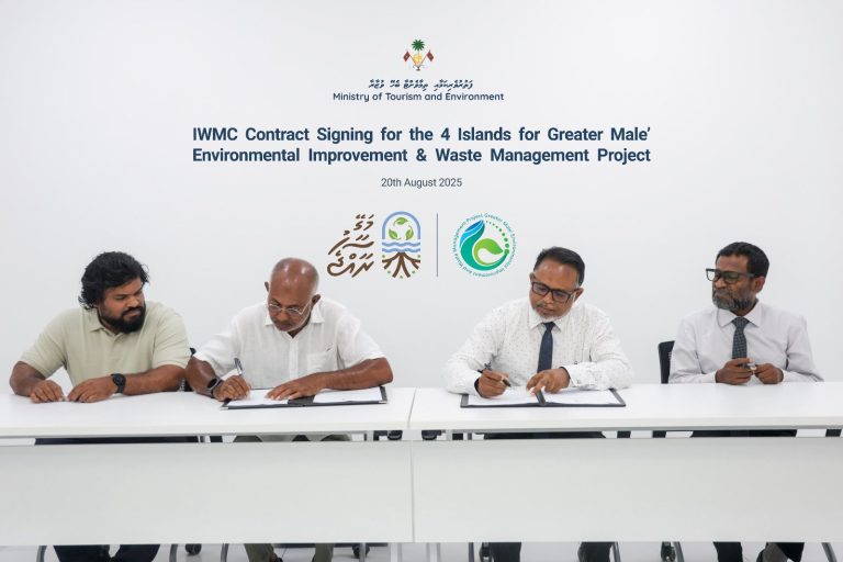 4 ރަށެއްގައި ކުނި މެނޭޖްކުރާ މަރުކަޒު ޤާއިމުކުރުމުގެ އެއްބަސްވުންތަކުގައި ސޮއިކޮށްފި