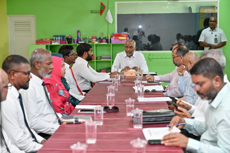 ރައީސް ކަމަދޫ ކައުންސިލާއި، އ.ތ.މ ކޮމިޓީ އަދި ރަށުގެ ބައެއް މުއައްސަސާތަކުގެ އިސްވެރިންނާ ބައްދަލުކުރައްވައިފި