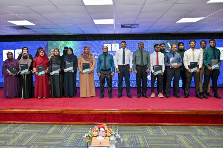 ނައިބު ރައީސް، ޒަކާތު ސްކޮލަޝިޕް ހަވާލުކުރުމުގެ ރަސްމިއްޔާތު ޝަރަފުވެރިކޮށްދެއްވައިފި