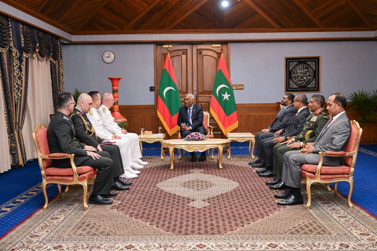 ތުރުކީ ނޭވީގެ ފްލީޓް ކޮމާންޑަރ، ރައީސްގެ އަރިހަށް އިޙްތިރާމްގެ ޒިޔާރަތެއް ކުރައްވައިފި