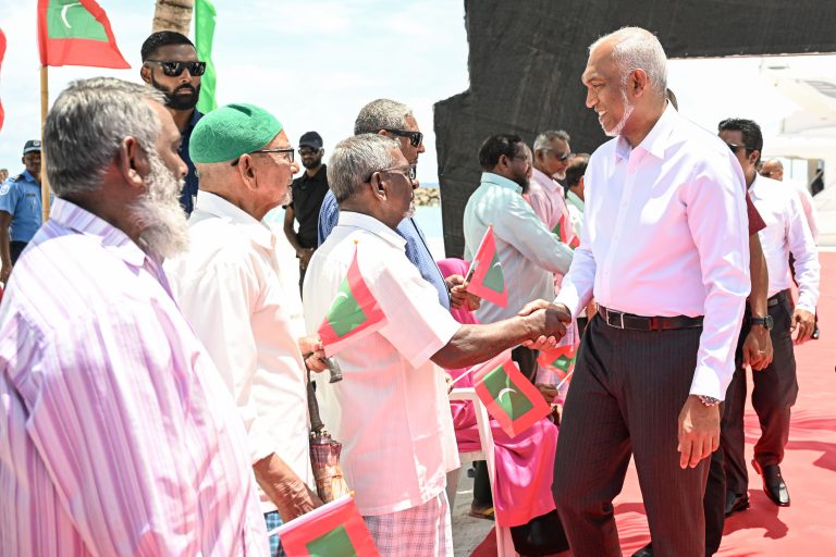 އއ. އަތޮޅުގެ ރަށްތަކަށް ކުރެއްވި ދަތުރުފުޅު ނިންމަވާލެއްވުމަށްފަހު ރައީސް މާލެ ވަޑައިގަންނަވައިފި