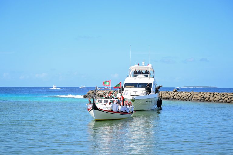 ޤައުމީ ދުވަހުގެ ރަސްމީ ހަރަކާތްތަކުގައި ބައިވެރިވެވަޑައިގަތުމަށް ރައީސްގެ ދެކަނބަލުން އުތީމަށް ވަޑައިގެންފި
