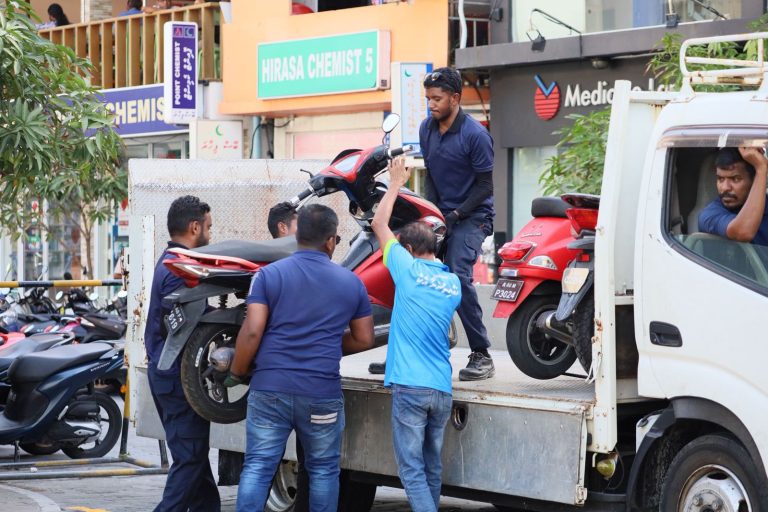 މާލޭ ސިޓީގެ މަގުތަކުގައި ދިގު މުއްދަތަކަށް ބޭނުން ނުކޮށް ދޫކޮށްލާފައި ހުރި އުޅަނދުތައް ނަގަނީ