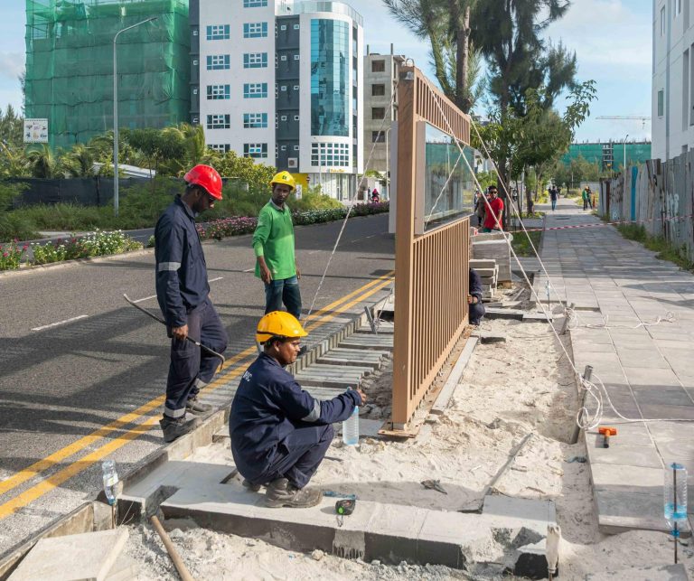 އަލަށް ފްލެޓް ލިބޭ މީހުން އެތަންތަނަށް ދިރިއުޅުން ބަދަލުކުރަން ފެށުމުގެ ކުރިން އެ ސަރަހައްދުގައި ބަސް ސްޓޮޕްތައް ހަދަނީ