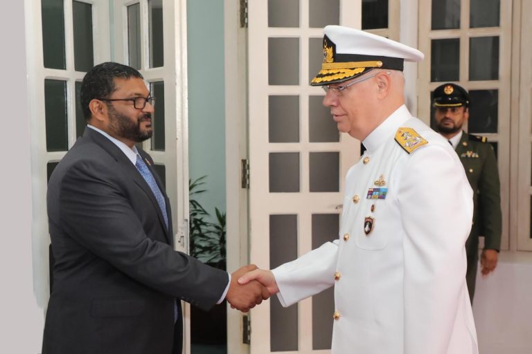 ތުރުކީ ނޭވީގެ ފްލީޓް ކޮމާންޑަރ ޑިފެންސް މިނިސްޓަރއާއި ބައްދަލުކޮށްފި