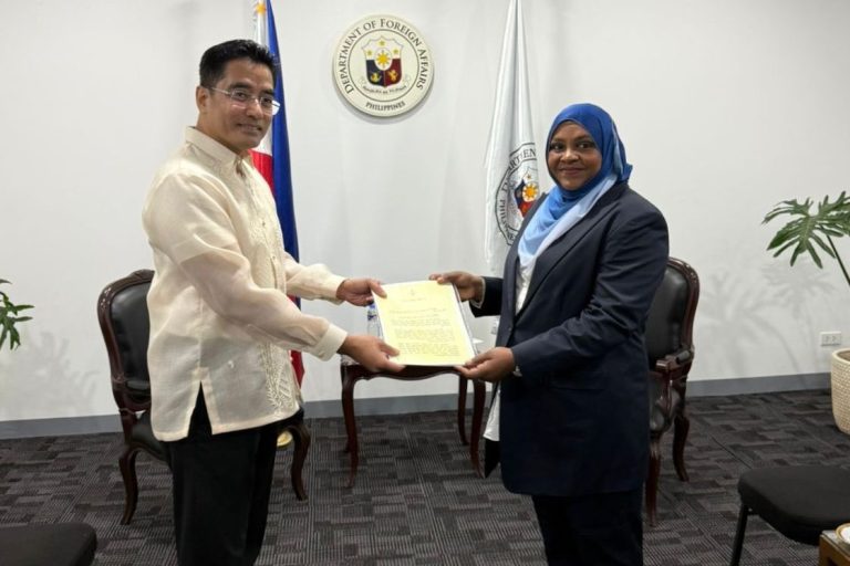 ފިލިޕީންސަށް ކަނޑައެޅި ނޮން-ރެސިޑެންޓް ސަފީރު އެކަމަނާގެ ފަތްކޮޅު އަރުވައިފި