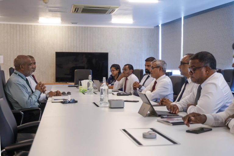ތިމާވެށި ހިމާޔަތްކުރުމަށް މިނިސްޓަރ ޠާރިޤާއި އެޗްޑީސީގެ އެމްޑީ މަޝްވަރާކުރައްވައިފި
