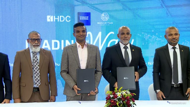 މަންހަޓަން ގްރޭންޑް ހޮޓެލް އާއި މީޑިއާ ވިލެޖު ހެދުމުގެ މަސައްކަތާ ގުޅޭ އެއްބަސްވުމުގައި ސޮއިކޮށްފި
