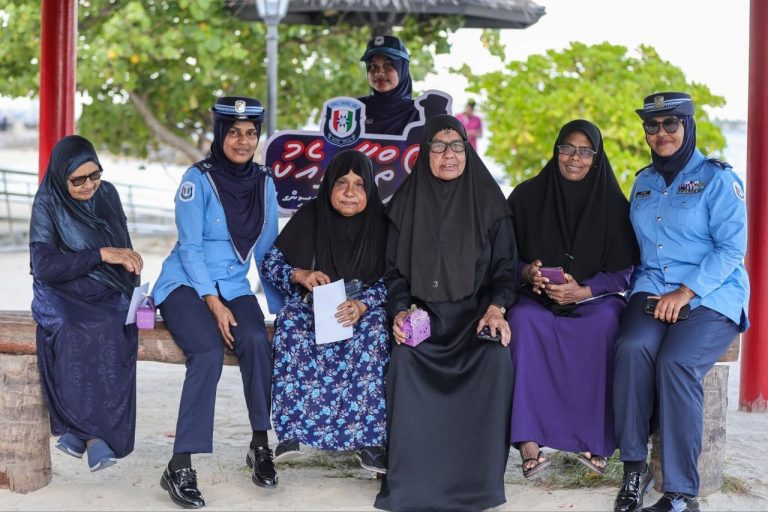 ވިމެން އިން ޕޮލިސިންގ ދުވަސް ފާހަގަކުރުމަށް '"ލޯތްބާއެކު"' ނަމުގައި ހަރަކާތެއް ކުރިއަށް ގެންގޮސްފި