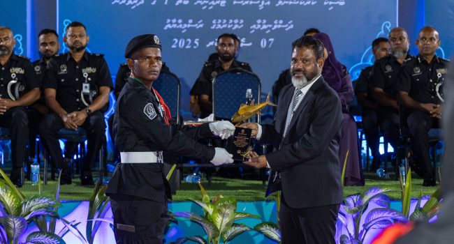 ކަރެކްޝަނަލް އޮފިސަރުންނަކީ ފައިސާގެ ދަހިވެތިކަމުގައި ޔުނީފޯރމް ވިއްކާލާ ބަޔަކަށް ނުވުމަށް ސީޕީ ޒަރީރް ވިދާޅުވެއްޖެ