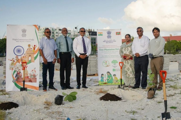 ރާއްޖެއާއި އިންޑިޔާގެ ގުޅުމަށް 60 އަހަރު ފުރުން ފާހަގަ ކުރުމަށް ގަސް އިންދުމުގެ ޕްރޮގްރާމެއް ކުރިއަށްގެންގޮސްފި