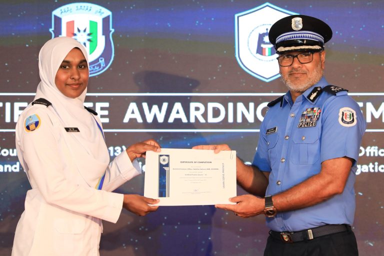 ސެޓިފައިޑް ޓްރެއިނަރ ކޯހާއި ސީން އޮފް ކްރައިމް އޮފިސަރސް ބޭސިކް ކޯސް ނިންމުމުގެ ރަސްމިއްޔާތު ބާއްވައިފި