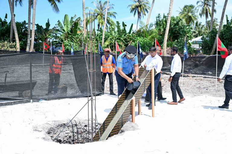ކަނޑޫދޫގައި އަލަށް އިމާރާތްކުރާ ފުލުހުންގެ މަރުކަޒުގެ ބިންގާ އަޅައިފި