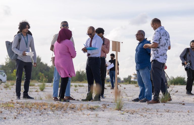 ގުޅިފަޅުން ގޯތި ލިބުނު ބައެއް މީހުންނާއި އަލުން ގޯތިތައް ހަވާލުކުރަނީ