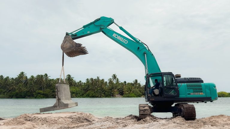 ހިތަދޫ ކުނަހަންދޫ ކޯޒްވޭ ޤާއިމުކުރުމުގެ މަޝްރޫޢުގެ ޢަމަލީ މަސައްކަތް ފަށައިފި